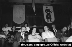 Члени делегації з Польщі на Установчому з'їзді НРУ. На першому плані (зліва направо): Францішек Сак – депутат Сейму; Богуміла Бердиховська – директор Відділу національних меншин в Міністерстві мистецтва та культури Польщі (1989–1994); Богдан Борусевич – заступник голови профспілки «Солідарність», Адам Міхнік – депутат Сейму, головний редактор «Газети виборчої». У другому ряді під зображенням козака: секретар з питань ідеології ЦК КПУ Леонід Кравчук. (Фото з особистого архіву Богуміли Бердиховської)