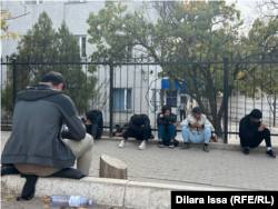 Мигранты у здания суда в селе Сарыагаш Туркестанской области. 4 ноября 2024 года.