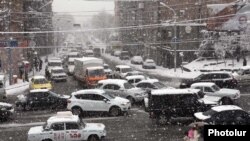 Armenia -- A heavy snowfall in Yerevan, 1Feb2011.