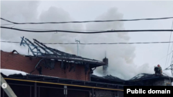 Астанада өрт шыққан екі қабатты жеке үй.  Астана қаласының төтенше жағдай департаменті таратқан сурет. 17 қараша 2024 жыл.