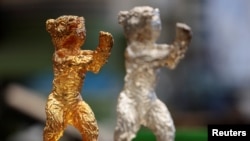 Берлиналенин баш байгелери - Алтын жана Күмүн аюулар