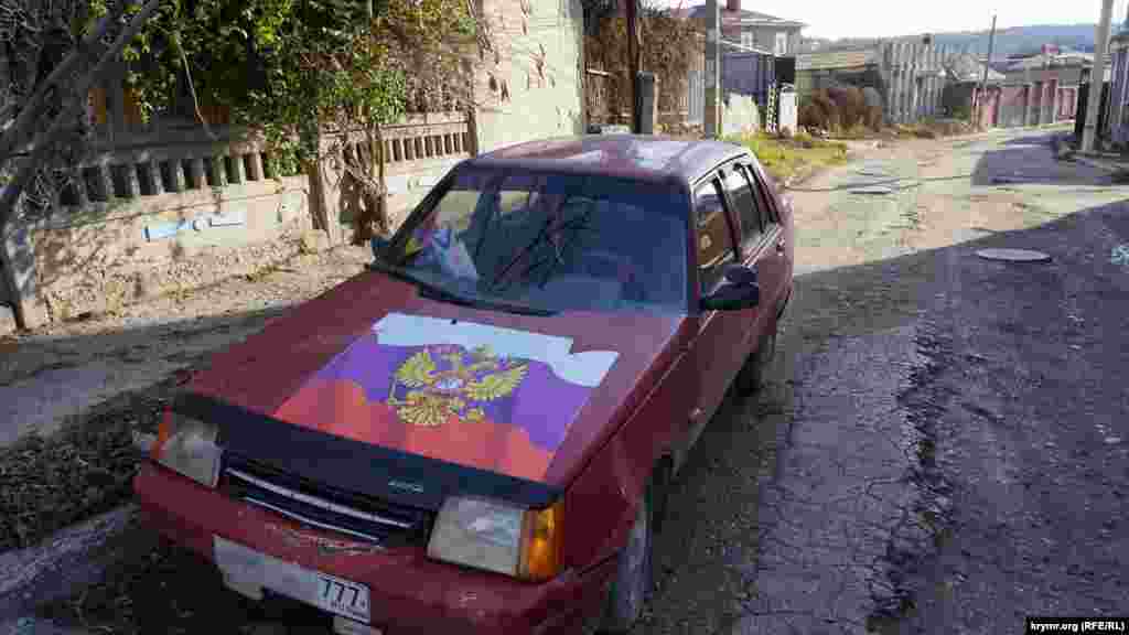 У спальному районі Сімферополя кореспондент Крим.Реалії виявив такий автомобіль: українську &laquo;Славуту&raquo; з російською символікою на капоті