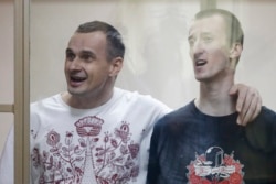 Олег Сенцов (ліворуч) і Олександр Кольченко на суді в Ростові-на-Дону, 25 серпня 2015 року