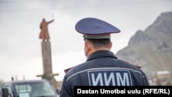 Ош шаарындагы милиция кызматкери. Иллюстрациялык сүрөт.