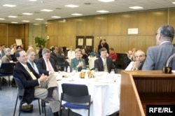 Ýazyjy Rahym Esenow AÝ/AR-nyň Pragadaky edarasynda çykyş edýär. 2006