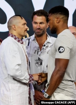 Украинский боксер Александр Усик (слева) и его британский соперник Энтони Джошуа во время финального сражения взглядов. Джидда, Саудовская Аравия 19 августа 2022 года