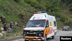 کشمیر - امبولانس در حال منتقل کردن زخمیان رویداد تیراندازی در کشمیر تحت‌ کنترل هند 