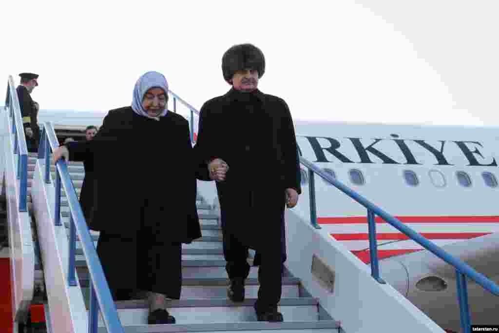 Төркия премьер-министры Бинали Йылдырым җәмәгате Семиһа Йылдырым белән Казан һава аланында очкычтан төшә