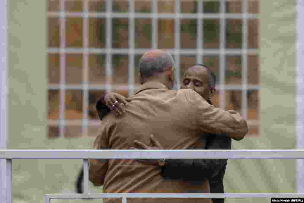 Мешітке келген мұсылмандар бір-бірімен амандасып жатыр.