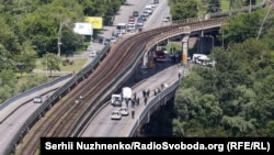 Метрополітен раніше 1 червня заявляв, що «з технічних причин» червона гілка працює від станції «Академмістечко» до «Хрещатика» та від станції «Лісова» до «Дарниці». У поліції повідомили, що отримали анонімне повідомлення про замінований міст Метро в Києві