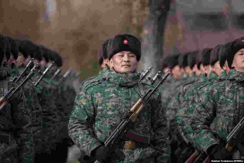 Кыргызстанда аскердик кызмат өтөө мөөнөтү бир жыл.