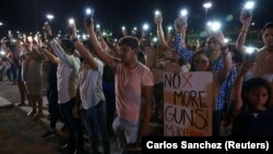 ԱՄՆ - Էլ Պասոյում զինված հարձակման զոհերի ոգեկոչման արարողություն Մեքսիկայի հետ սահմանին կառուցված ցանկապատի մոտ, 3-ը օգոստոսի, 2019թ․