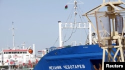 Нафтовий танкер під російським прапором на морській базі в столиці Лівії, Тріполі, після захоплення її силами уряду. 17 листопада 2015 року