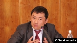 Акыркы сүрөт: Бул сүрөт маркум депутат атылардан бир күн мурда тартылып алынган.