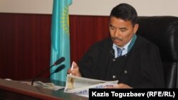 Алматы қалалық сотының судьясы Қанат Молдашев  "Правдивая газетаны" көріп отыр. Алматы, 22 тамыз 2013 жыл.