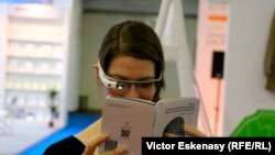 Almaniyada baş tutmuş Frankfurt kitab sərgisində kitab oxuyan qız, 2016-cı il.