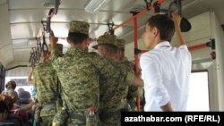 Aşgabat, erkinlikdäki esgerler