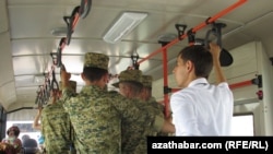 Aşgabat, awtobusdaky esgerler.