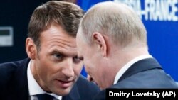 Президент Франції Емманюель Макрон (зліва) та російський лідер Володимир Путін, Санкт-Петербург, 25 травня 2018 року