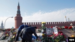 Քաղաքացիները ծաղիկներ են դնում Բորիս Նեմցովի սպանության վայրում, 9-ը մարտի, 20152.