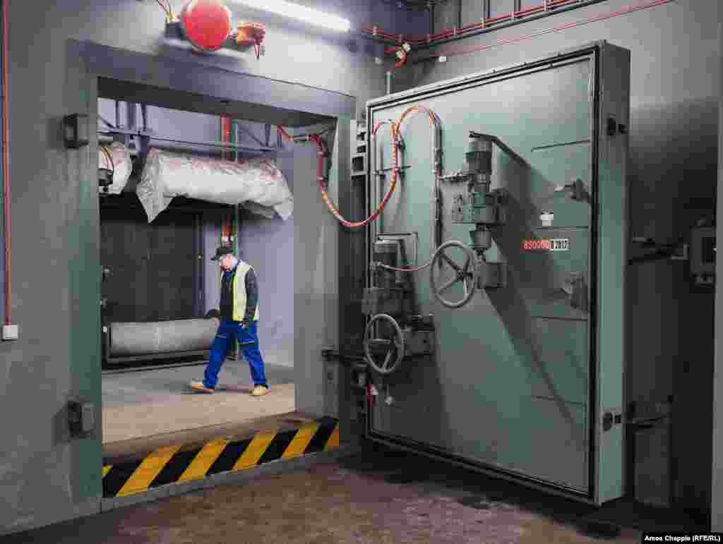 Дверь внутри OSM, которая захлопывается после того, как над ней начинает мигать красный свет и звучит сигнал тревоги. Не все станции пражского метро могут быть герметично закрыты в случае ядерной войны. Пражская городская транспортная компания приводит список&nbsp;станций на интерактивной карте вместе с туннелями метро между ними, которые могут служить убежищем&nbsp;