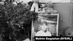 Фотография Шерзата Полата у магазина, где его убили. Талгар, 14 октября 2024 года