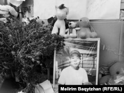 Портрет Шерзата висит перед магазином «Камажай», возле которого он был убит. Талгар, 14 октября 2024 года