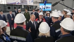 Rusiye prezidenti Vladimir Putin Keriçteki «Zaliv» gemi yapıcılığı zavodında, 2020 senesi iyülniñ 20-si