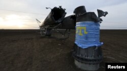 Підірвана опора ЛЕП на Херсонщині, доступ до якої блокували активісти громадянської блокади Криму, листопад 2015 року