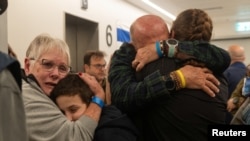 Gaza zolagynda zamunlykdan boşadylan adamlar Ysraýyldaky hossarlary tarapyndan garşy alynýar. 26-njy noýabr. 