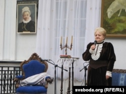 На сьвяце, прысьвечаным Элізе Ажэшцы ў Горадні (2014), ля дома пісьменьніцы. У яе ролі – Вера Матыс