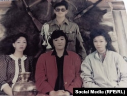 Анара Эсенгулова жакындары менен (оңдон биринчи)