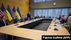 Делегації України і США під час переговорів у будівлі місії США в Женеві, 23 листопада 2025 року