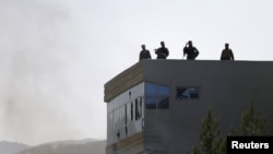 Ооганстандын коопсуздук кызматтары Улуттук чалгындоо агенттигинин имаратынын төбөсүндө кырдаалга көз салышууда. Кабул, 7-июль  2015