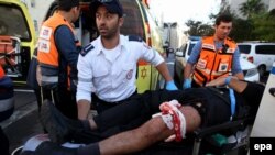 Одного из пострадавших в результате нападения увозят в больницу