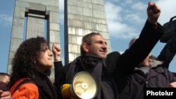 Armenia - Opposition leader Nikol Pashinian addresses protesters that barricaded themselves in central Yerevan, 1 March 2008.