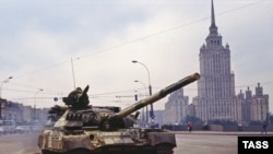 Лидеры путча утверждают. что войска вводились в Москву для защиты объектов
государственной власти от мародеров