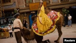 Milli egin-eşikdäki aktýorlaryň çykyşy. Maý aýynyň baýramçylyk günlerinde, gadymy Kaşgar şäheri köp sanly syýahatçyny kabul edýär. 2021-nji ýylyň 4-nji maýy.