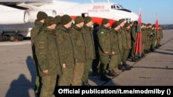 Архіўнае ілюстрацыйнае фота. Чарговая група беларускіх вайскоўцаў перад адпраўкай на зборы ў адзін з вучэбна-баявых цэнтраў Расеі. 18 кастрычніка 2024 году