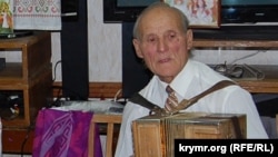 Віктор Ковальчук грає на баяні під час літературно-музичного вечора в Українському національно-культурному товаристві Севастополя, 18 жовтня 2017 року