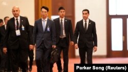 Prezident Serdar Berdimuhamedow (sagda) Hytaýyň ýolbaşçysy Si Szinpin bilen duşuşmaga geldi. Pekin. 2-nji sentýabr.