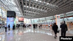 Երևանի «Զվարթնոց» օդանավակայանում, արխիվ