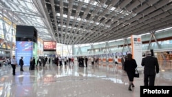 Երևանի «Զվարթնոց» օդանավակայանի մեկնման սրահ, արխիվ