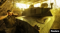 Ілюстраційне фото. Військовий 24-ї механізованої бригади імені короля Данила під час ведення вогню із САУ 2С1 «Гвоздика» поблизу Часового Яру на Донеччині, липень 2025 року