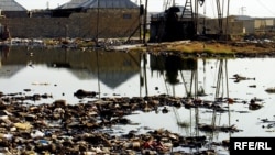 Загрязненная нефтью территория в Баку, август 2007-го года