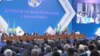 На курултае казахов (в президиуме в центре президент Казахстана Нурсултан Назарбаев) слушают казаха из Германии, поднимающего вопросы преследования этнических казахов в Китае. Астана, 23 июня 2017 года.