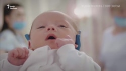 Народжені сурогатно немовлята «застрягли» в Україні через карантин – відеосюжет