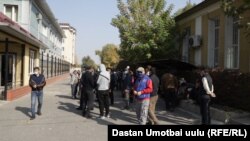 Собрание близких скончавшего мужчины около здания Ошской областной прокуратуры. 