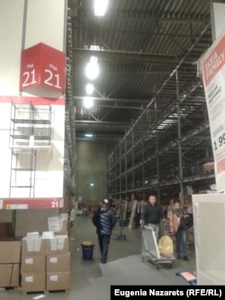 Москва. ИКЕА – Теплый Стан. 18 декабря 2014 года. Половина стеллажей на складе самообслуживания совсем пуста