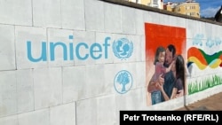 ЮНИСЕФтин дубалдагы эн белгиси. Нур-Султан шаары, Казакстан. 2020-жылдын 11-августу.